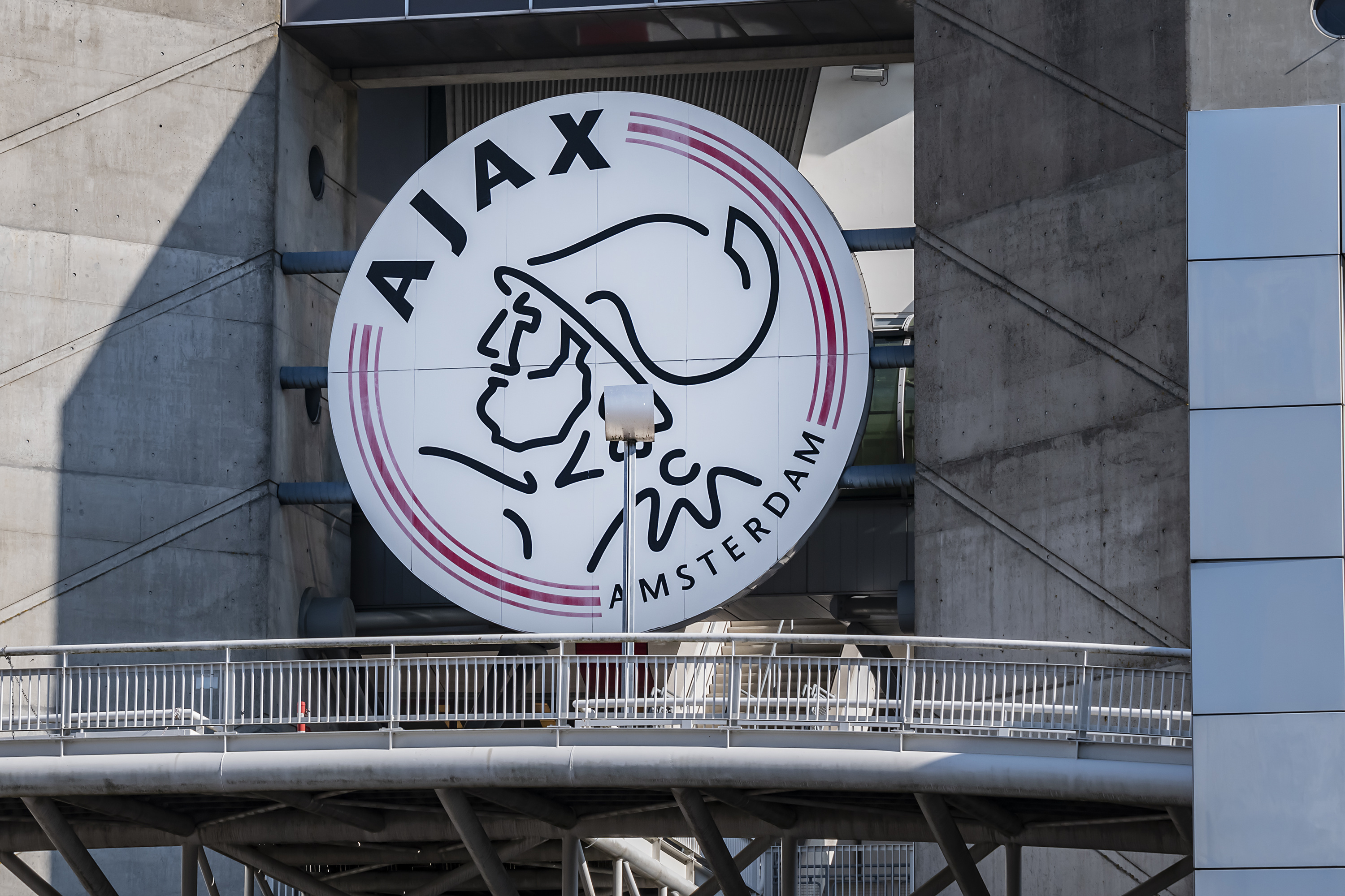 VEB vraagt opheldering aan Ajax over onderzoek Mislintat en functioneren commissarissen