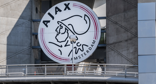 Ajax ziet herstel, maar onrust blijft