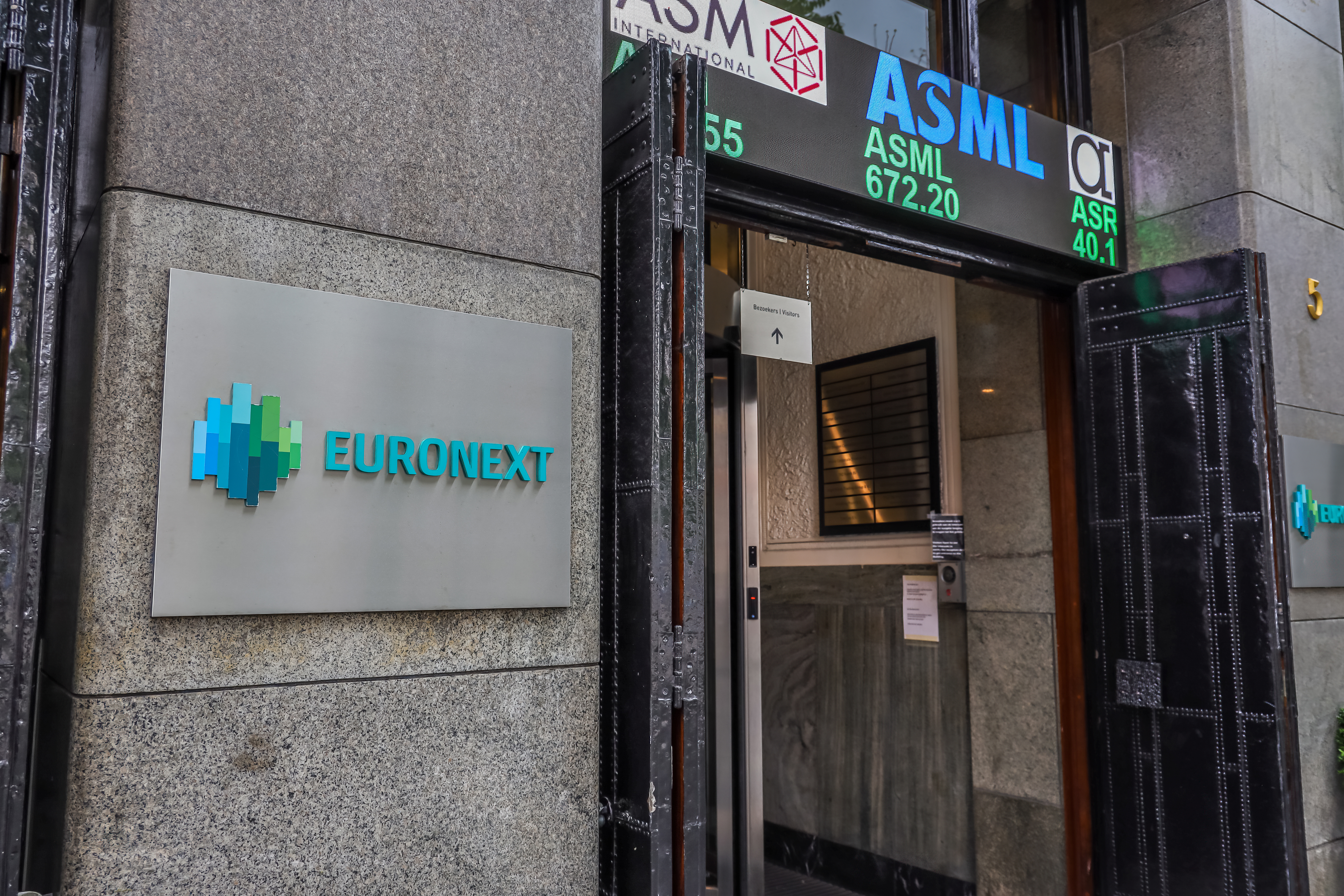 Euronext buigt het bonusbeleid — maar niet voor aandeelhouders