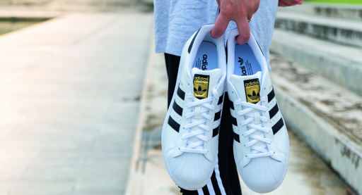 Adidas pakt winst op vreemd terrein, maar verliest thuis
