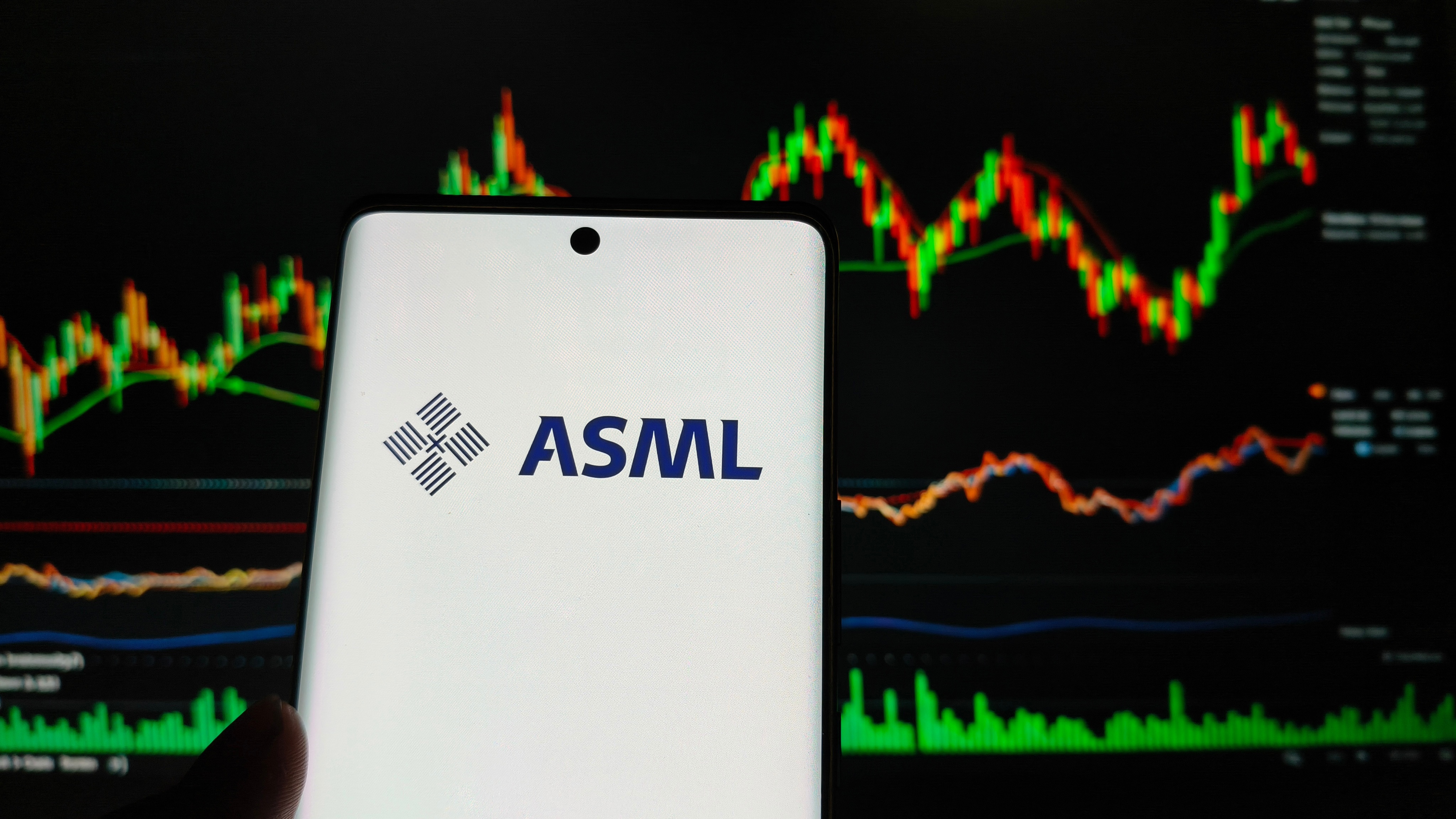 ASML verhoogt verwachtingen, maar sterke chipvraag legt druk op levering