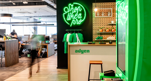 Adyen koopt een plek vóór de kassa