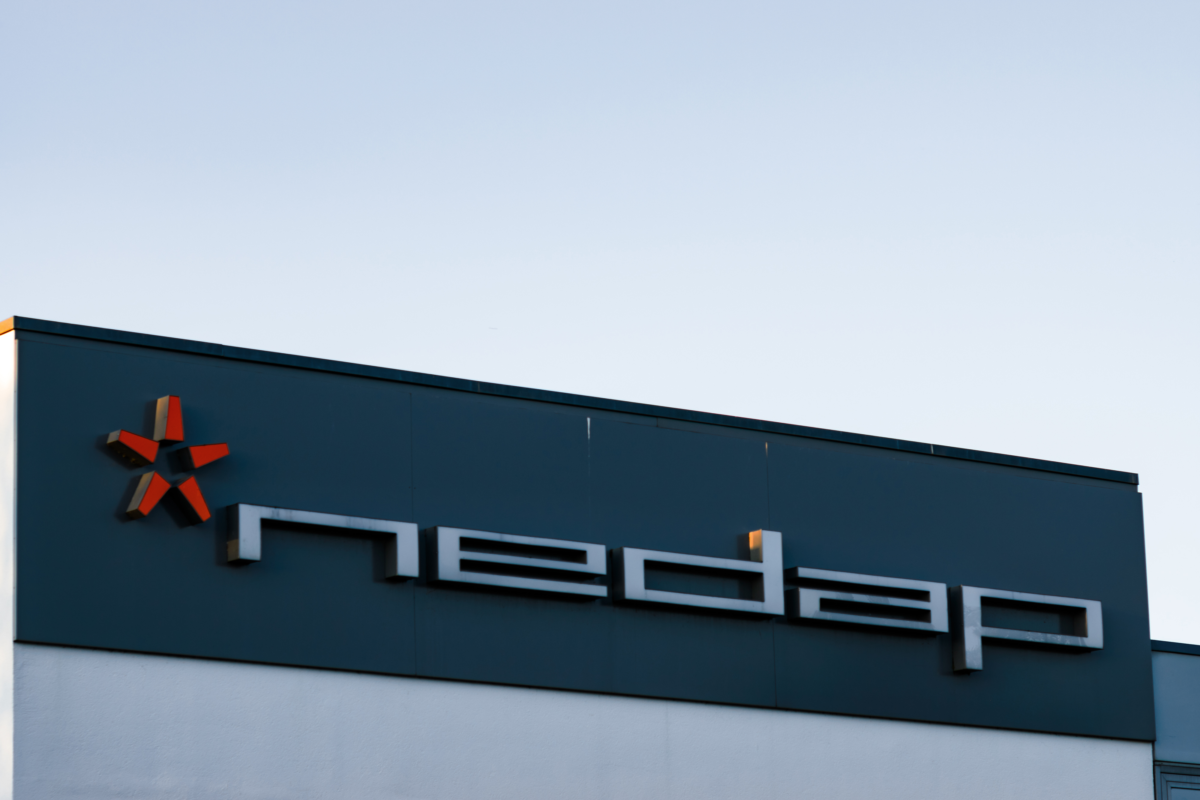 Nedap-aandeelhouders eren Wegman, Schuurman mikt op miljard