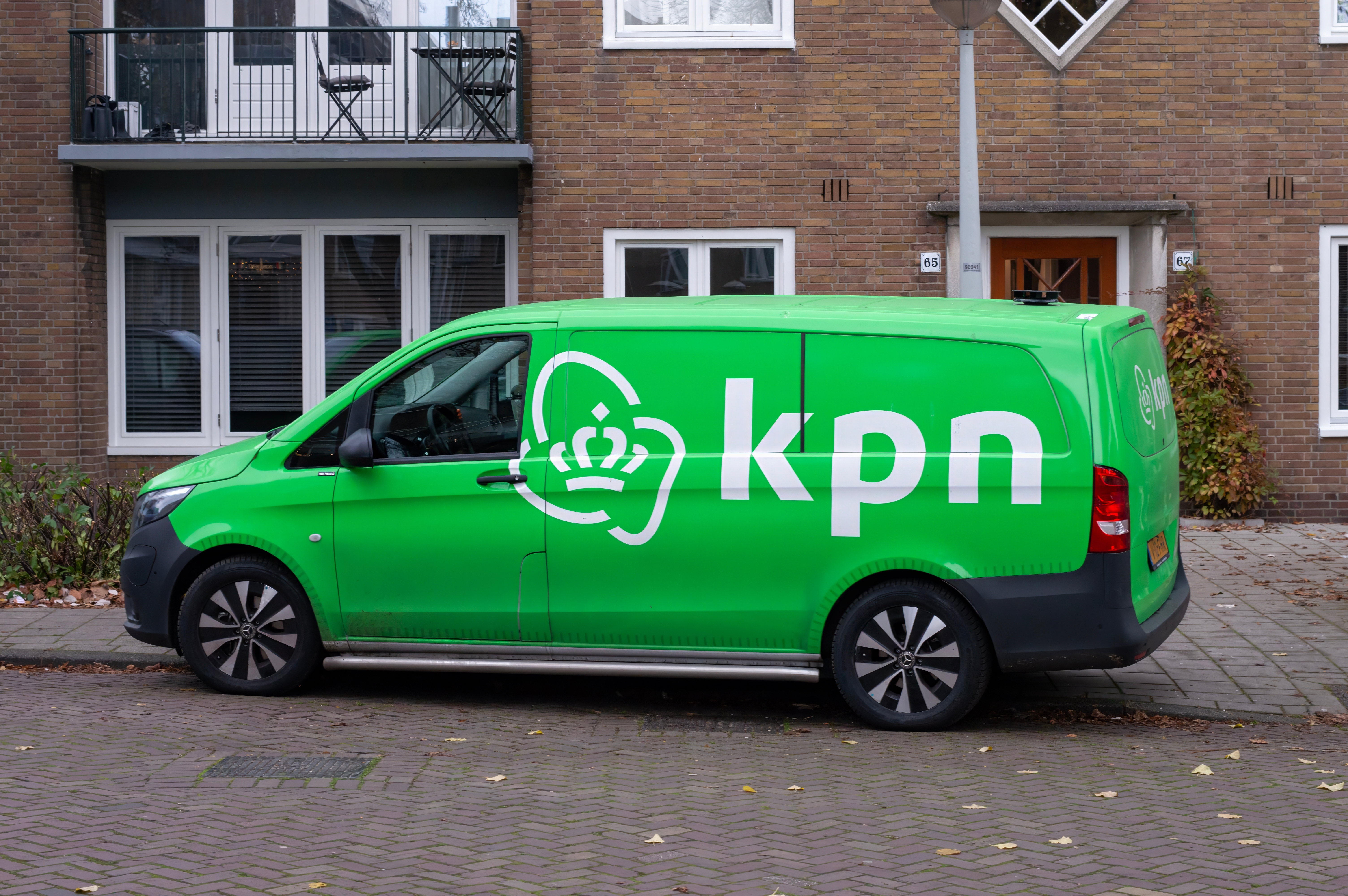 KPN moet kiezen: glasvezel huren, zelf bouwen of klanten loslaten